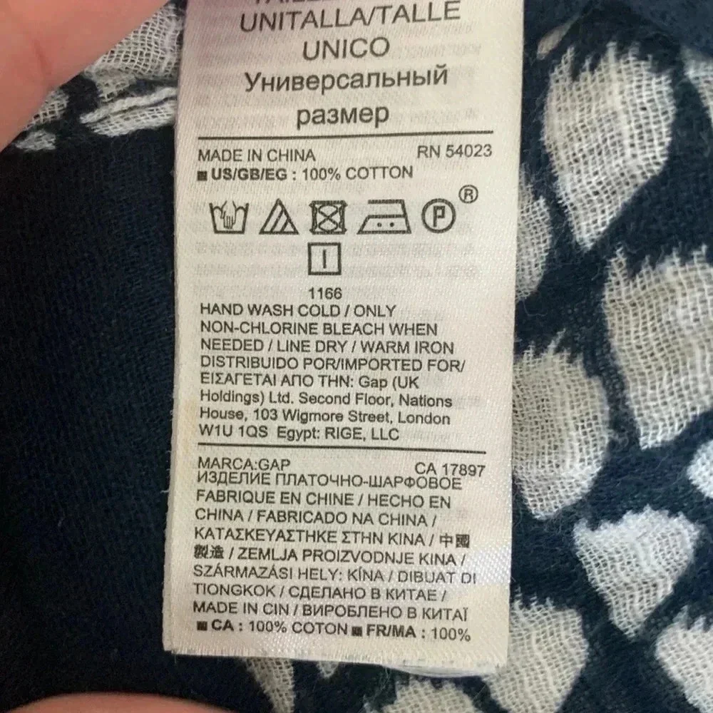 Gap Navy and white pineapple print scarf